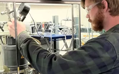 El invento de la Universidad de Berkeley que “evapora” las botellas y bolsas de plástico para crear un nuevo material